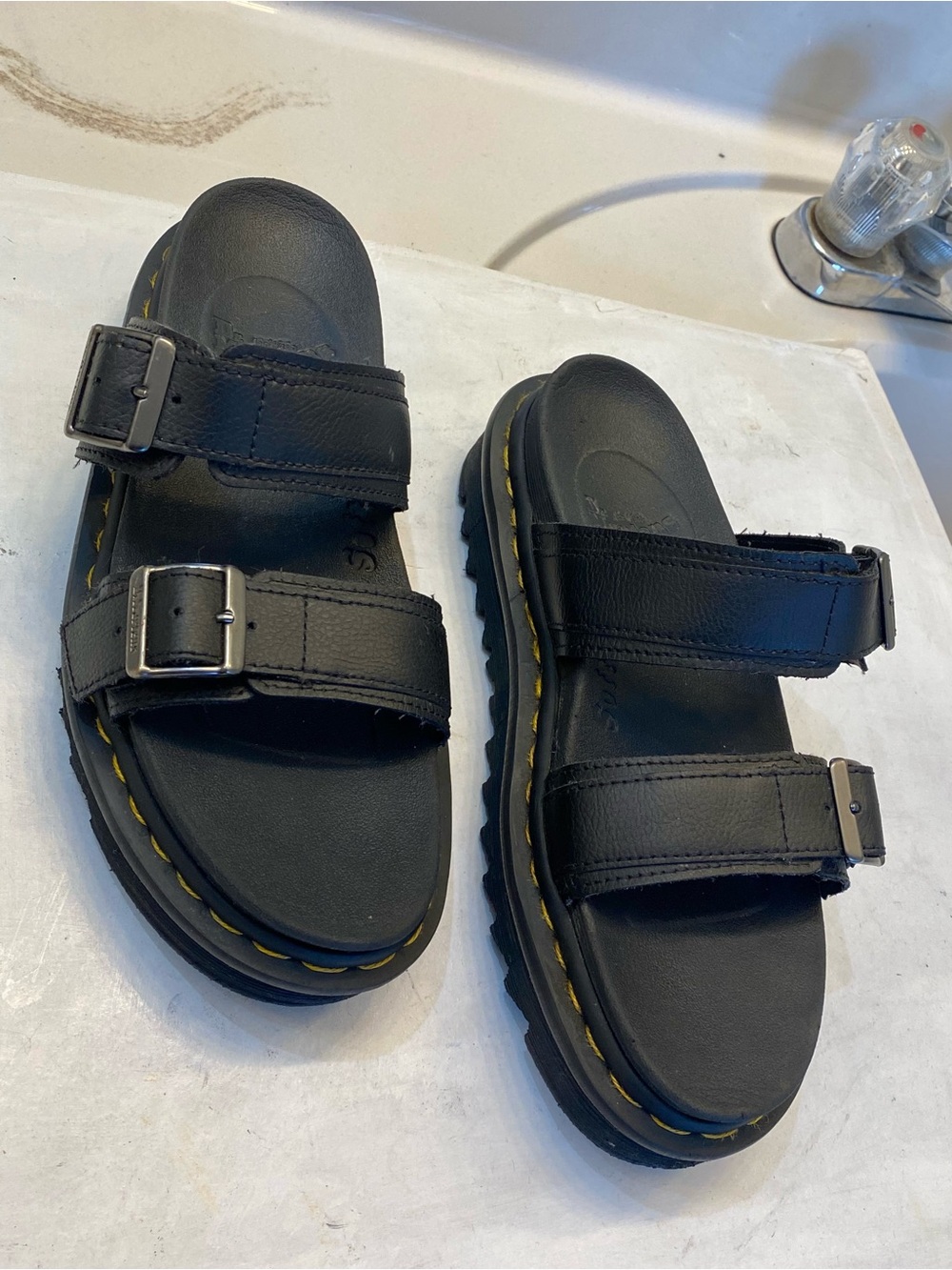 Dr. Martens Myles slide. Women size 7, men’s size 6. Good condition great botto.